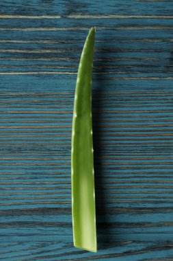 Kırsal ahşap arka planda Aloe vera yaprağı