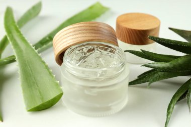 Aloe vera ve kozmetik ürünleri beyaz arkaplanda