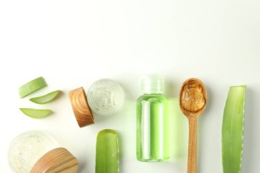 Aloe vera kozmetik ürünleri, beyaz arkaplanda yapraklar ve dilimler