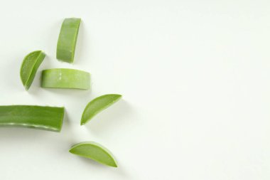 Aloe vera yaprağı ve beyaz arkaplanda dilimler