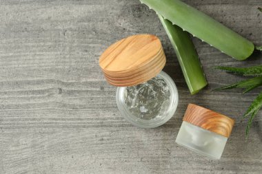 Aloe vera ve jel gri desenli masa üzerinde