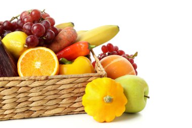 Sebze ve meyve dolu sepet beyaz arka planda izole edilmiş.