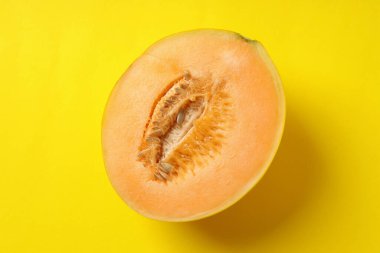 Sarı arka planda sulu kavunun yarısı