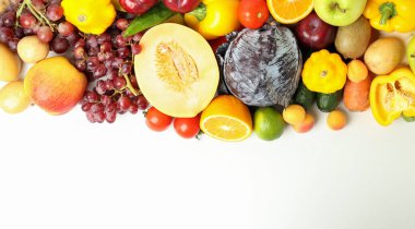 Beyaz arka planda farklı sebze ve meyveler.