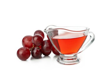 Beyaz arka planda sirke ve üzümlü sos teknesi.