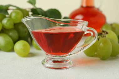 Beyaz desenli masada üzüm sirkesi kavramı