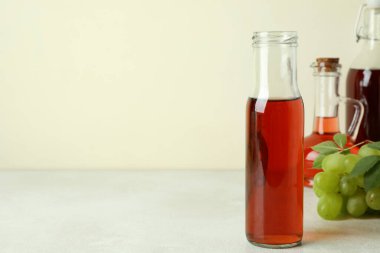 Beyaz desenli masada üzüm sirkesi kavramı