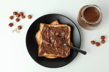 Beyaz arka planda çikolata ezmeli lezzetli yemek kavramı