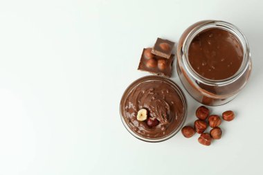 Beyaz arka planda çikolata ezmeli lezzetli yemek kavramı