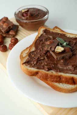 Beyaz arka planda çikolata ezmeli lezzetli yemek kavramı