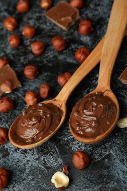 Siyah dumanlı arka planda çikolata ezmeli lezzetli yemek kavramı