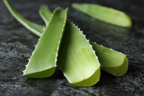 Aloe Vera Daun Pada Latar Belakang Asap Hitam — Stok Foto