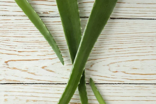 Hojas Aloe Vera Sobre Fondo Madera Blanca —  Fotos de Stock