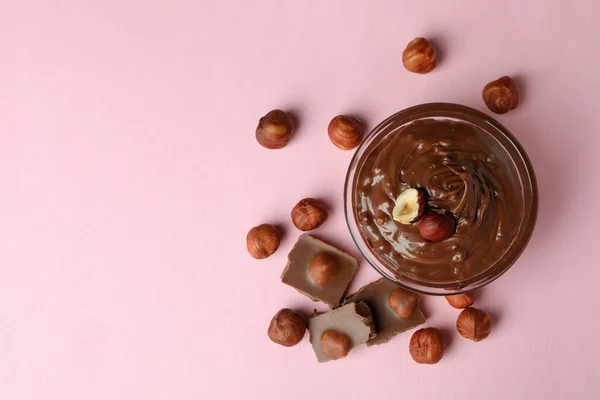 Чаша Шоколадной Пастой Орехами Шоколадом Розовом Фоне — стоковое фото