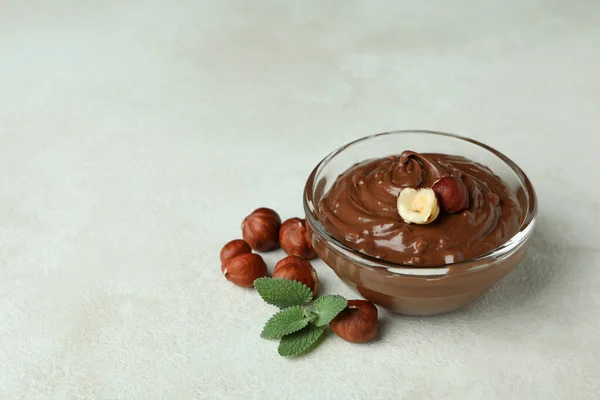 Cuenco Con Pasta Chocolate Nueces Menta Sobre Fondo Textura Blanca — Foto de Stock