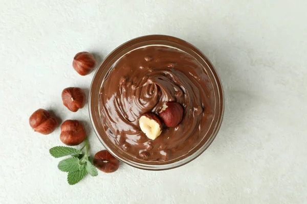 Mísa Čokoládovou Pastou Ořechy Mátou Bílém Texturovaném Pozadí — Stock fotografie