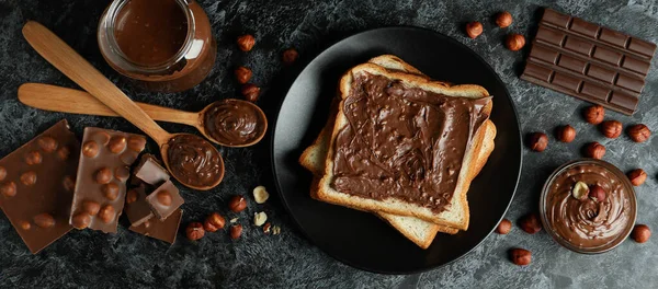 Концепция Вкусной Еды Шоколадной Пастой Черном Фоне — стоковое фото