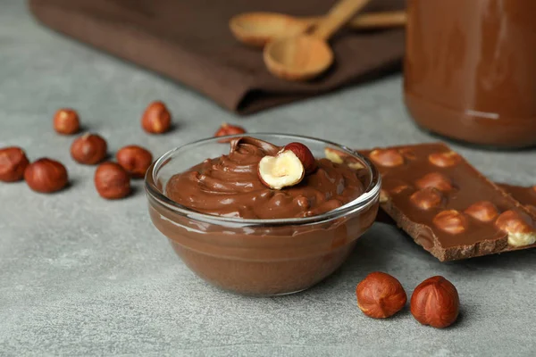 Концепция Вкусной Еды Шоколадной Пастой Сером Текстурированном Столе — стоковое фото