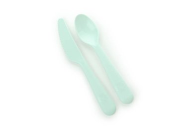 Beyaz arka planda plastik kaşık ve bıçak izole edilmiş.