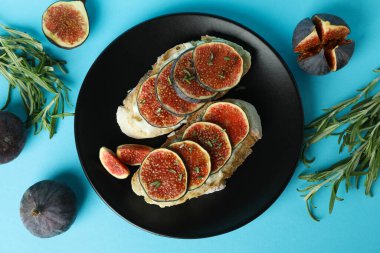 Mavi arka planda incirli bruschetta ile tabak