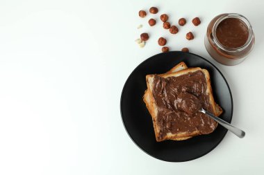Beyaz arka planda çikolata ezmeli lezzetli yemek kavramı