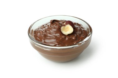 Beyaz arka planda izole edilmiş çikolata ezmeli kase