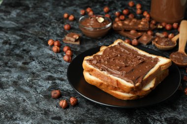Siyah dumanlı arka planda çikolata ezmeli lezzetli yemek kavramı
