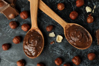 Siyah dumanlı arka planda çikolata ezmeli lezzetli yemek kavramı