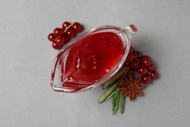 Kızılcık sosu ve gri arka plandaki malzemeler