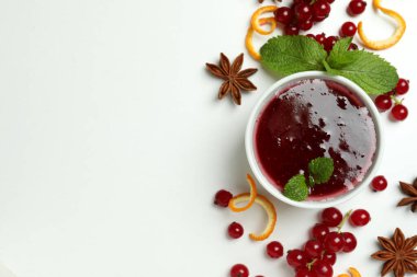 Beyaz arka planda kızılcık sosu ve malzemeler