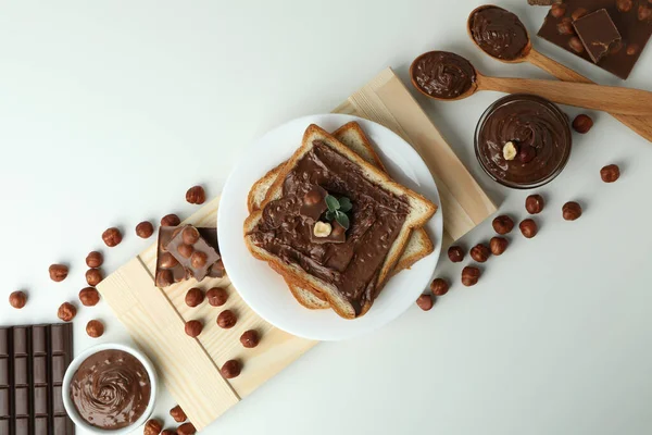 Концепция Вкусной Еды Шоколадной Пастой Белом Фоне — стоковое фото