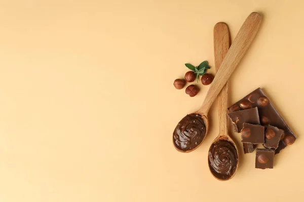 Ложки Шоколадной Пастой Орехами Шоколадом Мятой Бежевом Фоне — стоковое фото