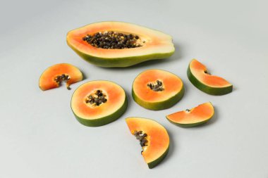 Açık gri arkaplanda taze papaya dilimleri