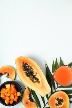 Beyaz masada taze olgun papaya, metin için boşluk