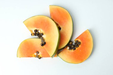 Beyaz arka planda taze olgun papaya dilimleri