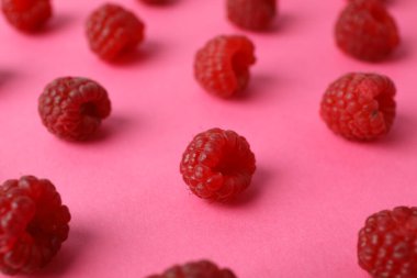 Pembe arka planda kırmızı sulu ahududu ile düz kompozisyon