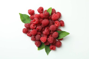 Beyaz arka planda bir avuç kırmızı sulu ahududu..