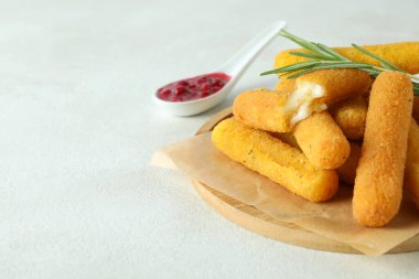 Beyaz desenli arka planda peynir çubukları olan lezzetli yemek kavramı