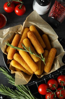 Koyu ahşap masada peynirli lezzetli yemek kavramı.