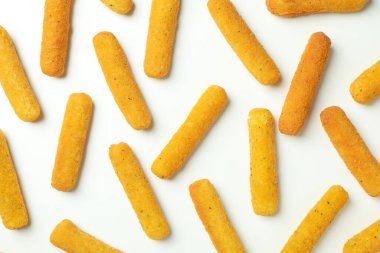 Beyaz zemin üzerinde peynir çubukları ile düz yatıyordu