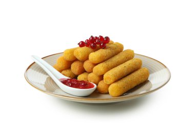 Beyaz arka planda yaban mersini soslu ve peynirli tabak.