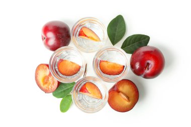 Beyaz zemin üzerinde izole edilmiş erik votka shot 'ları