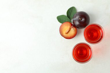 Erik brendisi ve beyaz desenli masa malzemeleri.