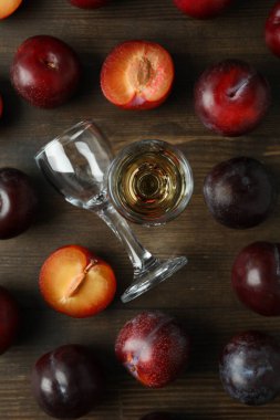 Erik votkası ve ahşap masa malzemeleri.