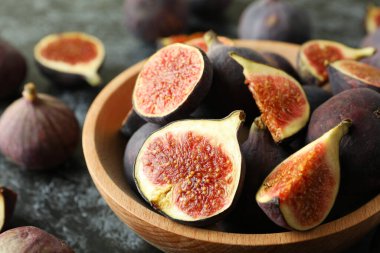 Siyah dumanlı arka planda incirli kase