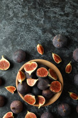 Siyah dumanlı arka planda incirli kase