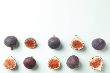 Beyaz zemin üzerinde incir ile düz yatıyordu