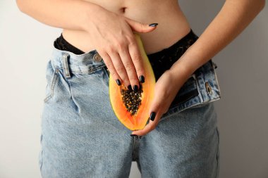 Elinde papaya tutan bir kadınla mastürbasyon konsepti.