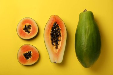 Sarı arka planda papaya ile düz yatıyordu