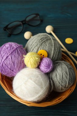 Ahşap masaya örgü örme kavramı, yakın çekim..